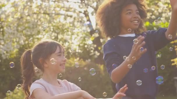 Lachende Jongen Meisje Buiten Hebben Plezier Spelen Met Bubbels Tuin — Stockvideo