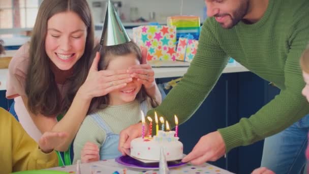 Chica Pastel Cumpleaños Sorpresa Fiesta Con Padres Amigos Sopla Velas — Vídeo de stock