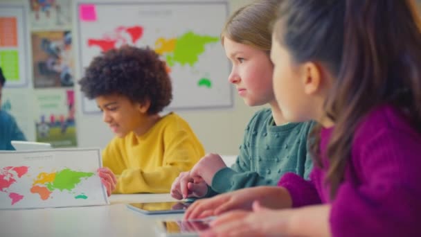 Ученики Начальной Школы Учительницей Смотрят Карту Используют Цифровые Планшеты Уроке — стоковое видео