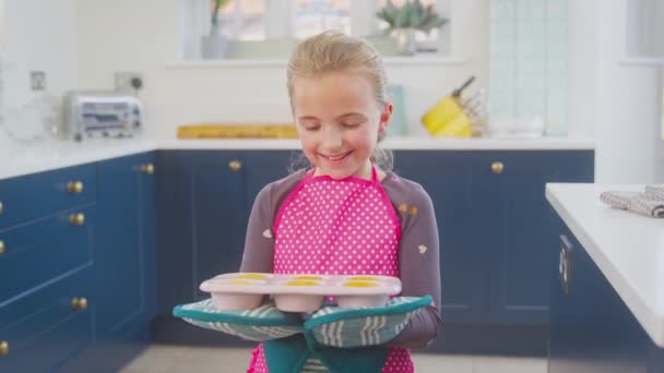 Büszke Lány Portréja Otthon Konyhában Egy Tálca Frissen Sült Muffinnal — Stock videók