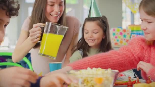 아이들 식탁에둘러 과자를 어머니 주스를 슬로우 모션으로 — 비디오