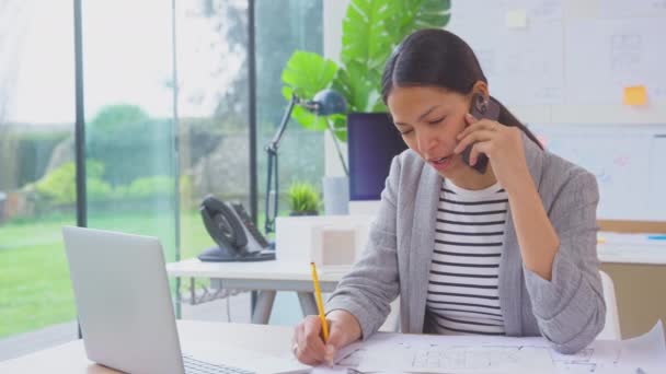 Arquiteta Mulher Trabalhando Planos Mesa Escritório Falando Telefone Celular Filmado — Vídeo de Stock