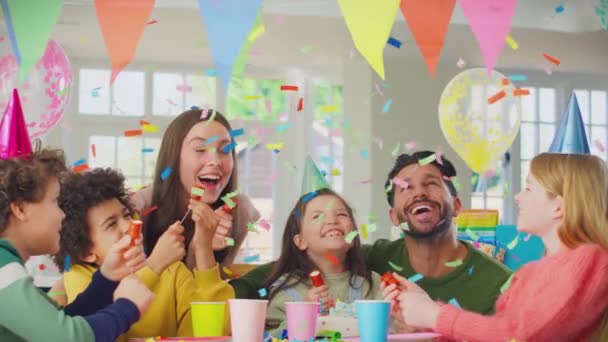 Barn Och Föräldrar Hemma Firar Födelsedag Med Fest Bränning Parti — Stockvideo