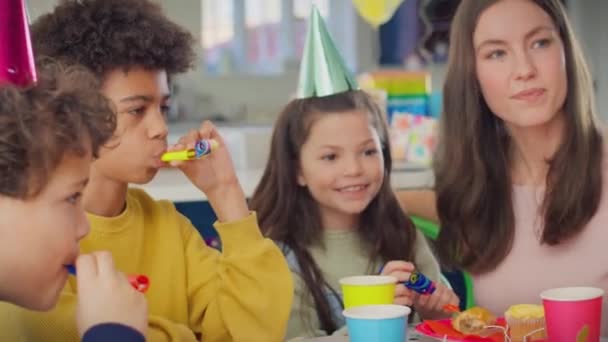 Kinder Und Eltern Hause Feiern Geburtstag Mit Party Und Blasinstrumenten — Stockvideo