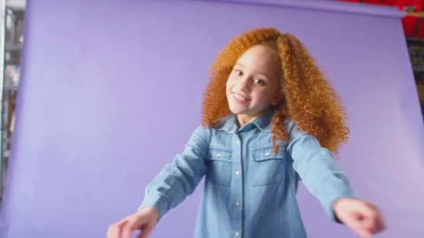 Студійний Знімок Дівчини Рудим Волоссям Танцює Сміється Фіолетовому Фоні Знімок — стокове відео
