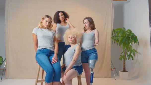 一组随意穿衣的不同的女性朋友 一个有假腿的 在工作室里促进身体的阳性反应 慢动作射击 — 图库视频影像