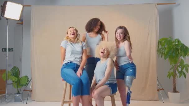 一组随意穿衣 面带微笑的女性朋友 一个带假腿的女性朋友 在工作室里促进身体的积极反应 慢动作射击 — 图库视频影像