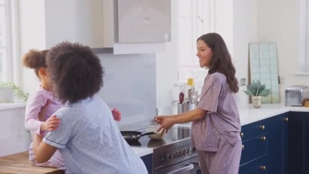 Těhotná Rodina Dvěma Maminkami Sobě Pyžama Dělat Ranní Palačinky Kuchyni — Stock video