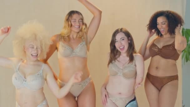 義肢を持つ多様な女性の友人のグループは 体の積極的なダンスを促進し 楽しい スローモーションで撮影した下着を身に着けてスタジオで — ストック動画