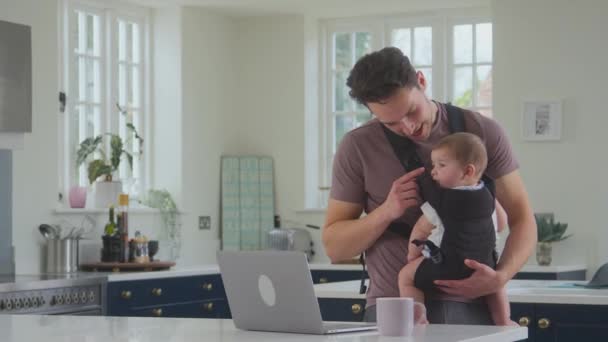 Transgender Vater Arbeitet Von Hause Aus Mit Laptop Der Küche — Stockvideo