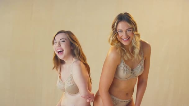 義肢を持つ2人の女性の友人のスタジオショット 下着を身に着けて笑顔とカメラで笑う スローモーションで撮影 — ストック動画