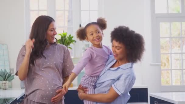 Gravid Familj Med Två Mammor Pyjamas Som Gör Morgonpannkakor Köket — Stockvideo