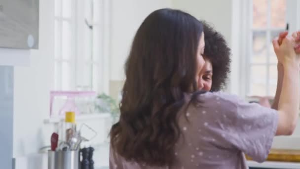 Těhotné Stejné Pohlaví Pár Nosí Pyžama Dělat Ranní Palačinky Kuchyni — Stock video