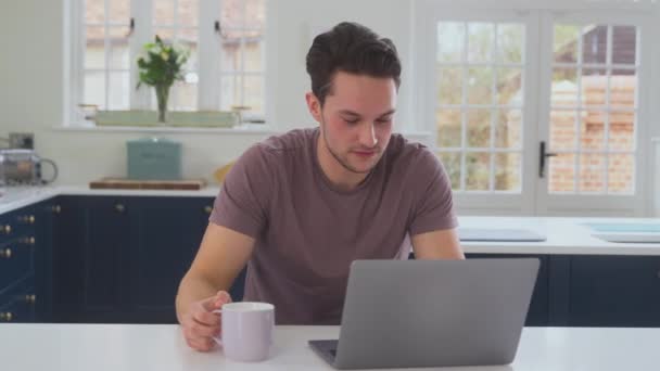 Homem Transexual Trabalhando Casa Usando Laptop Balcão Cozinha Bebendo Xícara — Vídeo de Stock