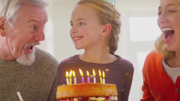 Großaufnahme Von Großeltern Mit Enkelin Die Hause Kerzen Auf Geburtstagstorte — Stockvideo