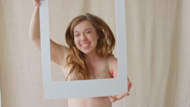 Photo Studio Une Femme Confiante Positive Avec Bras Prothétique Regardant — Video