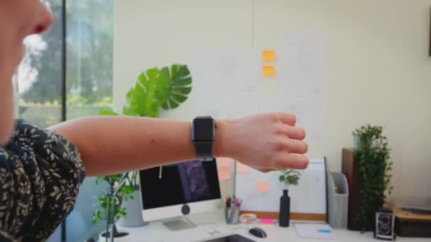 Pov Aufnahme Eines Büroangestellten Schreibtisch Der Auf Eine Intelligente Uhr — Stockvideo