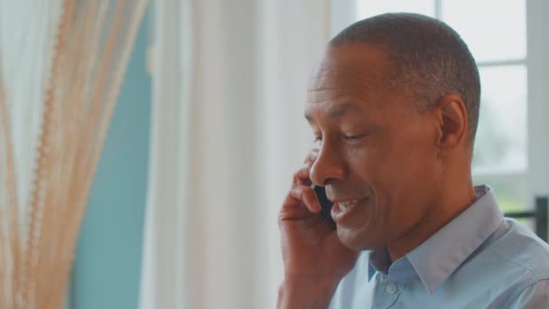 Зрелый Человек Бизнесмен Работающий Дома Сидя Кресле Разговаривая Мобильному Телефону — стоковое видео