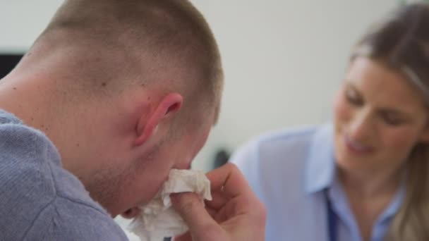 Gros Plan Médecin Qui Parle Patient Masculin Pleurs Souffrant Problèmes — Video