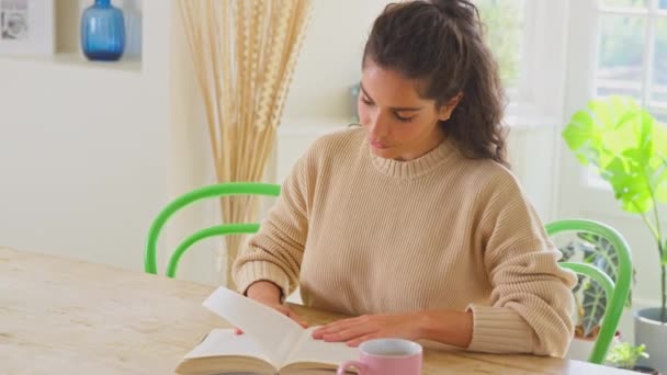 Žena Relaxace Doma Sedí Stolu Čtení Knihy Teplým Pitím Záběr — Stock video