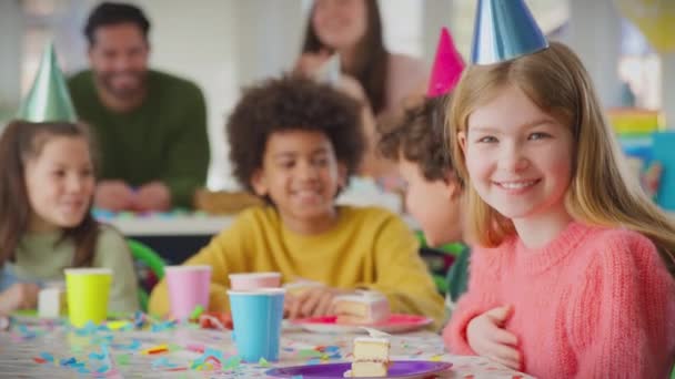 파티를 식탁에 소녀의 케이크 천천히 — 비디오
