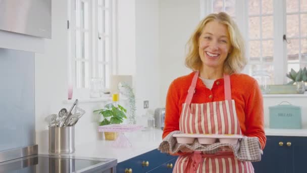 Portrait Femme Âgée Dans Cuisine Maison Tenant Plateau Cupcakes Fraîchement — Video
