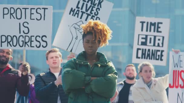 Портрет Протестувальниці Оточенні Маршистів Які Тримають Плакати Скандують Гасла Демонстраційному — стокове відео