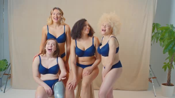 一群不同的女性朋友 一个有假肢的 穿着内裤 促进身体积极的笑着 看着镜头 慢镜头 — 图库视频影像
