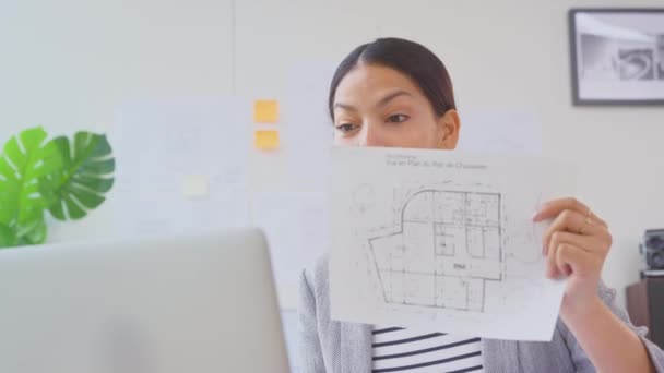 Arquitecta Oficina Videollamada Que Muestra Los Planos Nuevo Edificio Filmado — Vídeos de Stock
