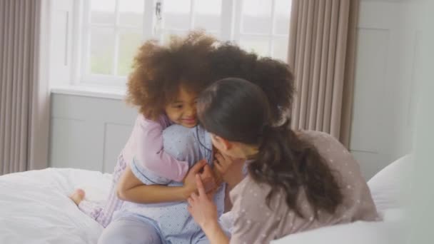 Família Com Duas Mães Usando Pijama Brincando Cama Casa Com — Vídeo de Stock