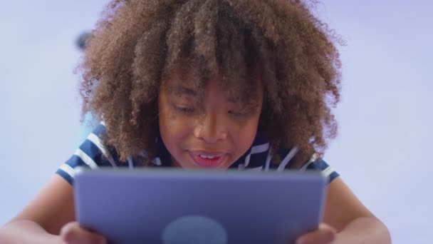 Studio Skott Leende Pojke Som Håller Digital Tablett Mot Lila — Stockvideo