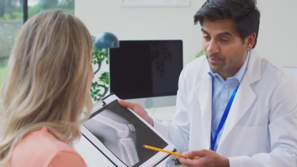 Médico Que Lleva Una Bata Blanca Consultorio Con Una Paciente — Vídeos de Stock