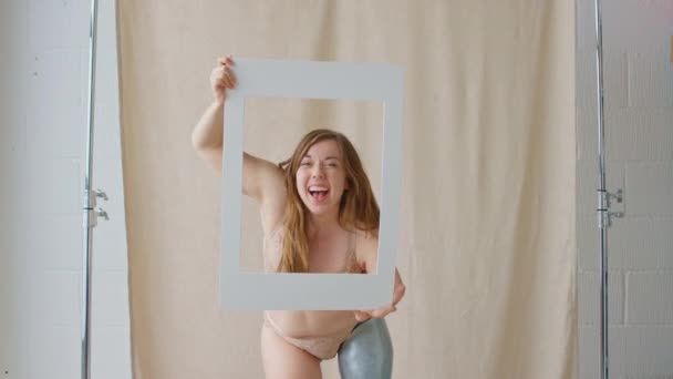 Студійний Знімок Впевненої Позитивної Жінки Протезною Ногою Яка Дивиться Через — стокове відео