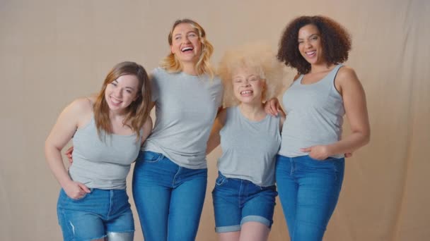 Група Випадково Одягнених Різноманітних Друзів Жінок Одна Протезів Студії Сприяє — стокове відео