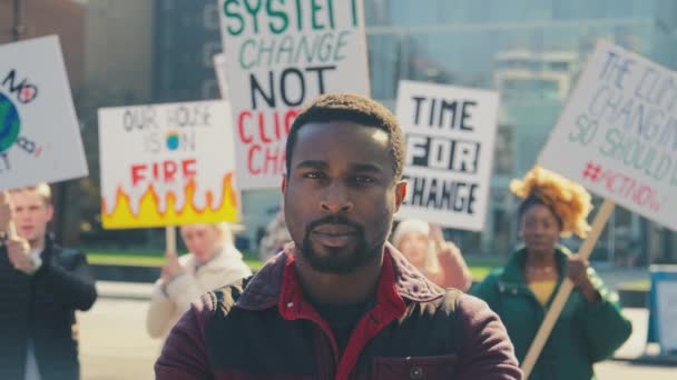 Portrét Mužského Demonstranta Obklopeného Pochodujícími Držícími Plakáty Skandujícími Hesly Demonstračním — Stock video