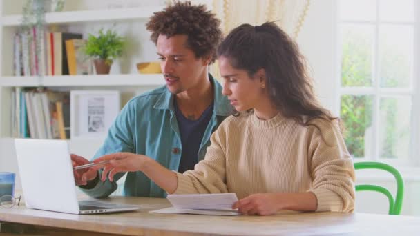 Paar Hause Mit Laptop Rechnungen Prüfen Und Hausfinanzierung Vorbereitung Eines — Stockvideo