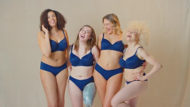 義肢を持つ多様な女性の友人のグループは 体の積極的な笑いを促進下着を着てスタジオで スローモーションで撮影 — ストック動画