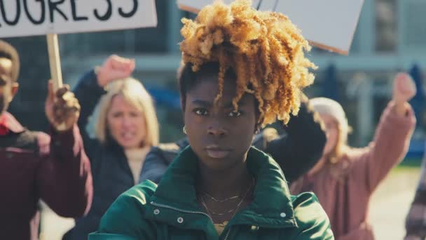 Portrét Protestující Ženy Obklopený Pochodujícími Držícími Plakáty Skandujícími Slogany Demonstračním — Stock video