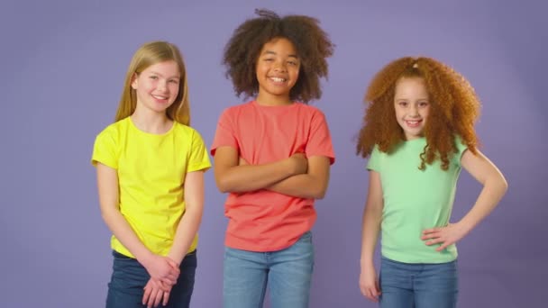 Retrato Estudio Tres Niños Amigos Pie Sobre Fondo Púrpura Disparo — Vídeos de Stock