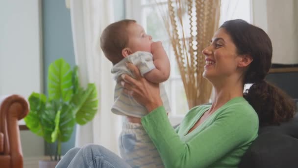 Madre Cariñosa Rebotando Jugando Con Bebé Hijo Sentado Suelo Casa — Vídeos de Stock