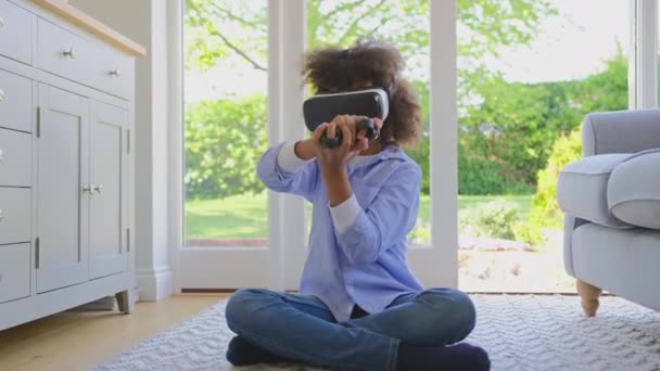 Junge Sitzt Hause Mit Headset Auf Dem Boden Und Spielt — Stockvideo