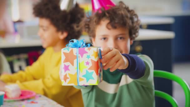 Jongen Zit Aan Tafel Voor Feest Vieren Verjaardag Houden Geschenk — Stockvideo
