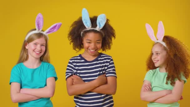Estudio Tres Niños Con Orejas Conejo Sobre Fondo Púrpura Disparo — Vídeo de stock