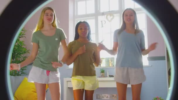 視点ショットのグループの多文化10代の少女の友人のベッドルームの記録ダンスルーチンにぶら下がっのソーシャルメディアに投稿する スローモーションで撮影 — ストック動画