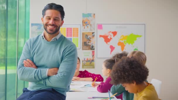 초등학생들 교실에서 책상에서 학생들 일하는 초등학생을 미소짓는 동작으로 — 비디오