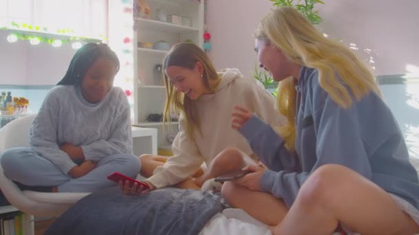 Gruppe Multikultureller Teenager Freundinnen Die Hause Schlafzimmer Auf Handys Schauen — Stockvideo