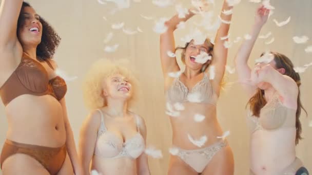 Grupp Olika Kvinnliga Vänner Med Protes Lem Studio Bär Underkläder — Stockvideo