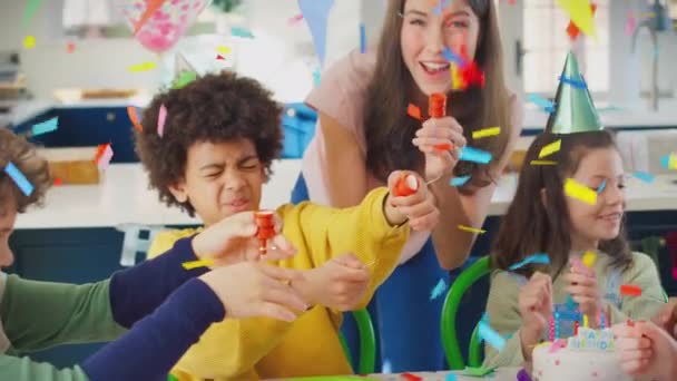 Dzieci Rodzice Domu Świętują Urodziny Imprezowymi Wypalaczami Zastrzeleni Zwolnionym Tempie — Wideo stockowe