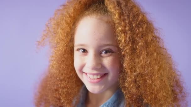Studioaufnahme Eines Lächelnden Mädchens Mit Roten Haaren Die Arme Vor — Stockvideo