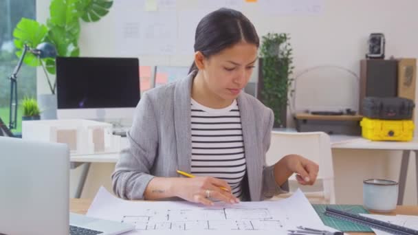 Женщина Архитектор Работает Над Планами Рабочем Столе Офисе Снимается Замедленной — стоковое видео
